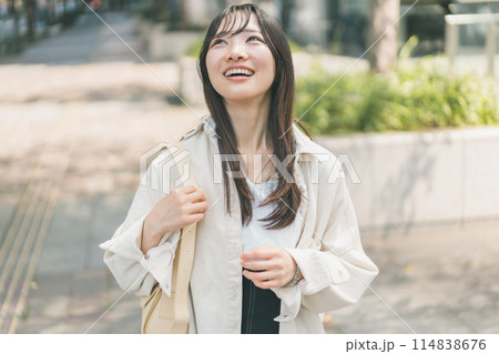 都会を街歩きする若い女性 都会を街歩きする若い女性 114838676