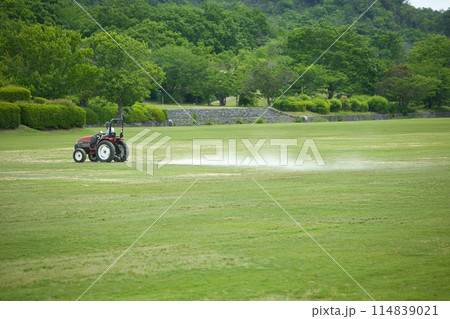 芝生広場の手入れをする乗り物 114839021