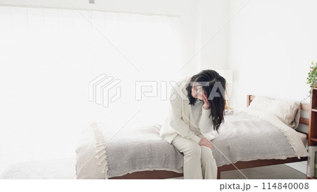 体調不良でだるい女性	 114840008
