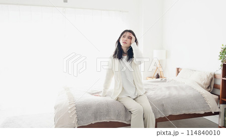 体調不良でだるい女性	 114840010