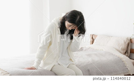 体調不良でだるい女性 体調不良でだるい女性 114840012