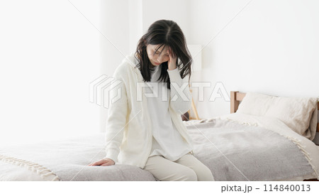 体調不良でだるい女性 体調不良でだるい女性 114840013