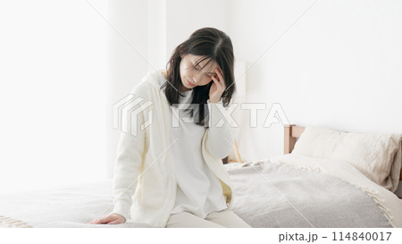 体調不良でだるい女性 体調不良でだるい女性 114840017