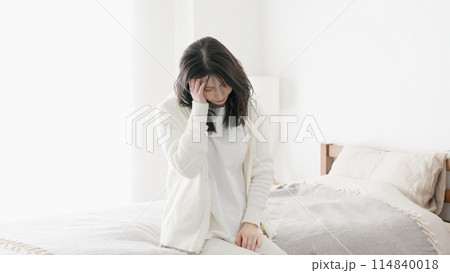 体調不良でだるい女性 114840018