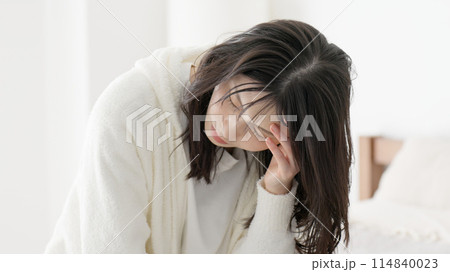 体調不良でだるい女性 114840023
