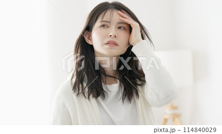 体調不良でだるい女性 114840029