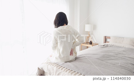 痛む腰を気遣う女性	 114840030