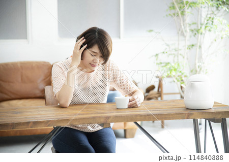 主婦　孤独　悩み 114840888