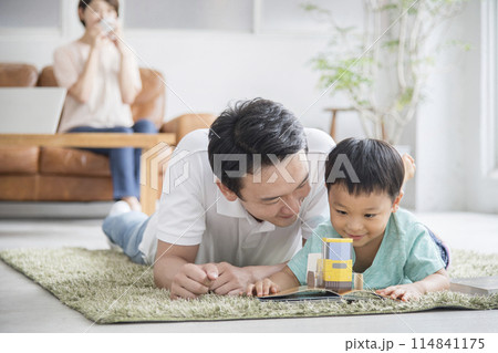 親子で読書 リビングルーム 親子で読書 リビングルーム 114841175