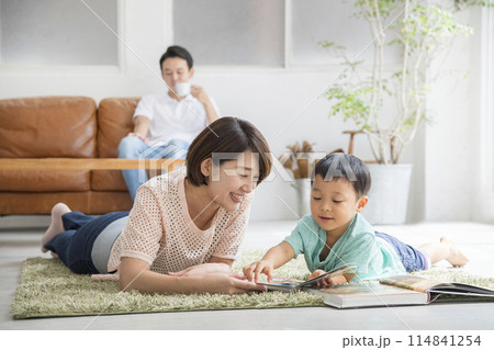 親子で読書　リビングルーム　自粛生活 114841254