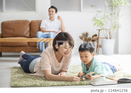 親子で読書 リビングルーム 自粛生活 親子で読書 リビングルーム 自粛生活 114841256