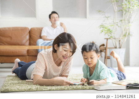 親子で読書　リビングルーム　自粛生活 114841261