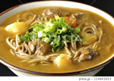 万能葱たっぷりのカレー蕎麦を黒背景で撮影 万能葱たっぷりのカレー蕎麦を黒背景で撮影 114841653