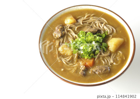 万能葱たっぷりのカレー蕎麦を白背景で撮影 万能葱たっぷりのカレー蕎麦を白背景で撮影 114841902