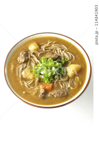万能葱たっぷりのカレー蕎麦を白背景で撮影 114841903
