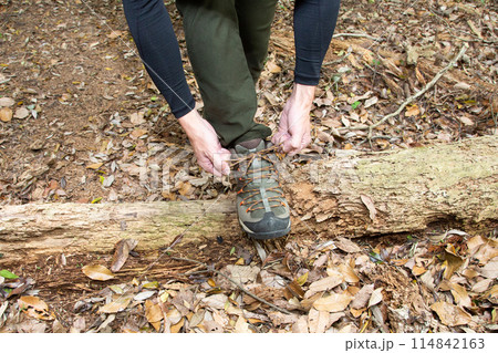 トレッキングシューズ　登山靴　選び方　イメージ 114842163