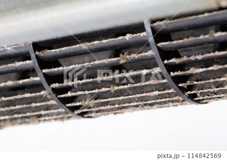 エアコンのファンの汚れ　カビ　ホコリをクローズアップ 114842569