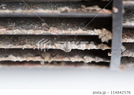 エアコンのファンの汚れ　カビ　ホコリをクローズアップ 114842576