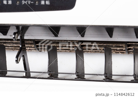 エアコンのファンの汚れ　カビ　ホコリをクローズアップ 114842612