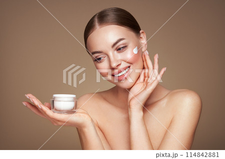 Beauty woman applying cream on her face 114842881