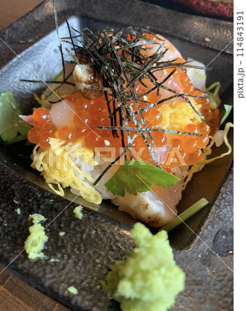 新鮮なイクラ丼 新鮮なイクラ丼 114843191