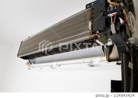 分解したエアコンの様子 114843424