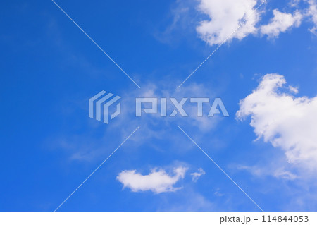雲のある青空 (背景素材） 114844053