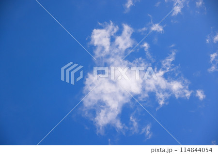 雲のある青空 (背景素材） 114844054