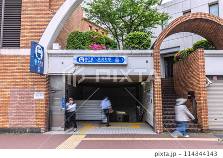 日本の横浜都市景観 横浜市営地下鉄 高島町駅などを望む 日本の横浜都市景観 横浜市営地下鉄 高島町駅などを望む 114844143