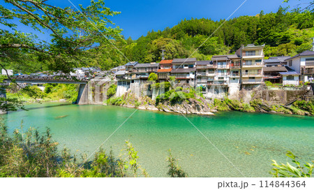 ノスタルジックな風景に美しい川と橋 ノスタルジックな風景に美しい川と橋 114844364