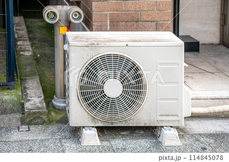 屋外に設置されたエアコンの室外機 屋外に設置されたエアコンの室外機 114845078