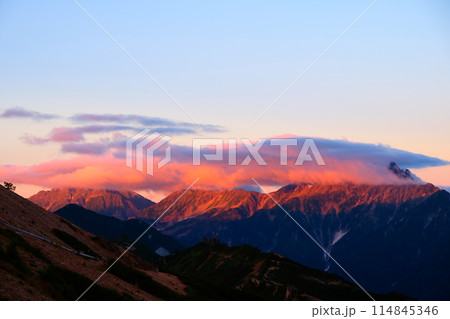 朝焼けの山 朝焼けの山 114845346