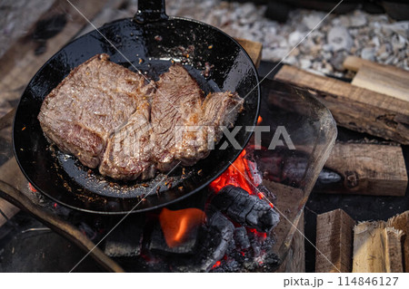 キャンプ料理 キャンプご飯 キャンプ飯 焚き火飯 焚き火 肉 ステーキ 114846127