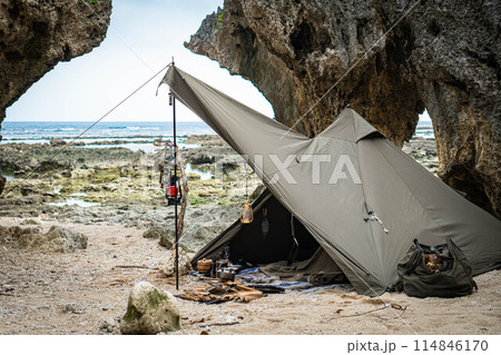 ソロキャンプ 野営 海辺 テント設営 無骨キャンプ 岩場 海岸 冒険 ソロキャンプ 野営 海辺 テント設営 無骨キャンプ 岩場 海岸 冒険 114846170