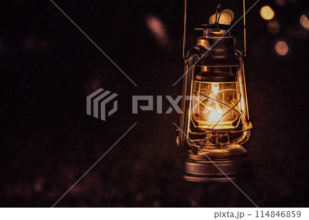 ヴィンテージオイルランタンの輝き ヴィンテージオイルランタンの輝き 114846859