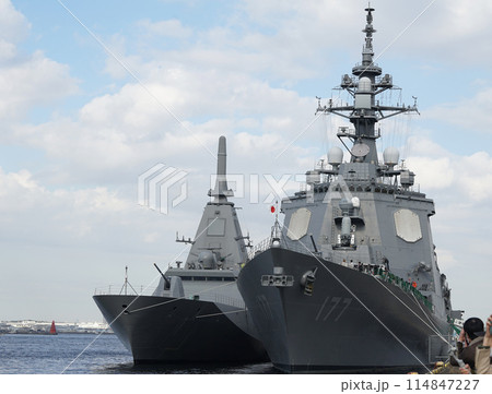 横浜港に停泊する海上自衛隊のもがみ型とあたご型の自衛艦 横浜港に停泊する海上自衛隊のもがみ型とあたご型の自衛艦 114847227