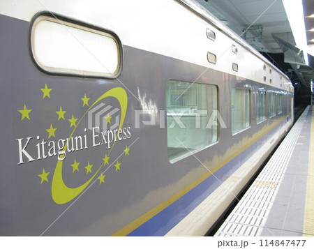 583系車両を使用した新潟行き夜行急行列車「きたぐに」号です 583系車両を使用した新潟行き夜行急行列車「きたぐに」号です 114847477