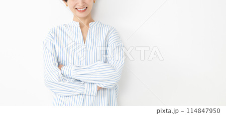 白い背景の前で立つ女性 白い背景の前で立つ女性 114847950