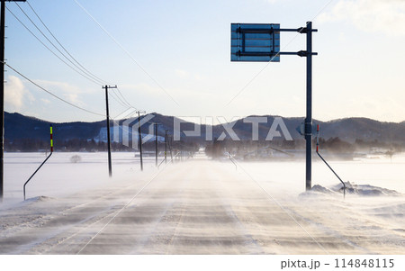 冬の道東　地吹雪　北海道の冬 114848115