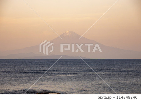 海越しの富士山 114848240