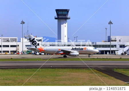 【香川県】離陸する旅客機、ジェット機（高松空港） 114851871