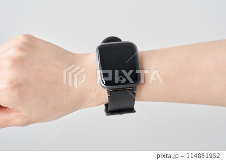 女性の腕につけられたスマートウォッチ 女性の腕につけられたスマートウォッチ 114851952