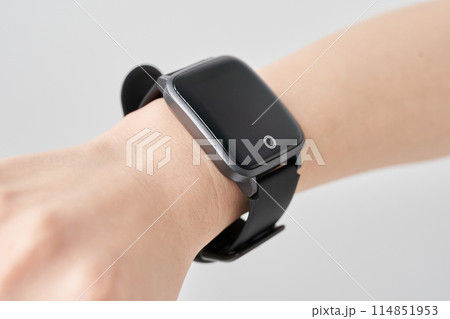 女性の腕につけられたスマートウォッチ 114851953