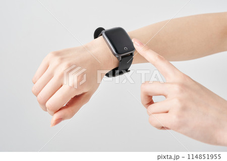 女性の腕につけられたスマートウォッチ 114851955