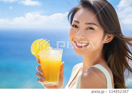 夏の海とトロピカルドリンクを持った若い女性 114852167