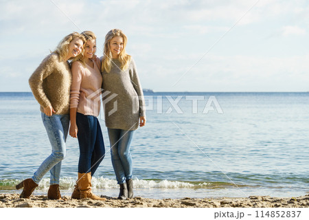 Three fashionable models outdoor Three fashionable models outdoor 114852837