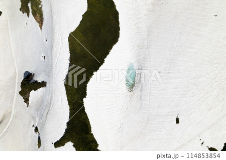 5月残雪の立山室堂平の融解始まる青い目に見えるミドリガ池と周囲の残雪 5月残雪の立山室堂平の融解始まる青い目に見えるミドリガ池と周囲の残雪 114853854