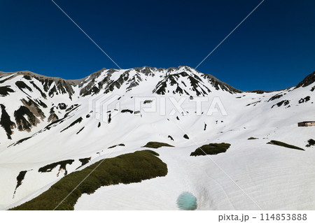 空撮5月残雪の立山室堂平の融解始まるミドリガ池とそびえる立山連峰 空撮5月残雪の立山室堂平の融解始まるミドリガ池とそびえる立山連峰 114853888