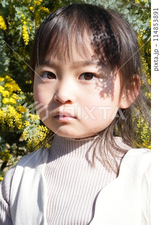 春の訪れを喜ぶ、花見する女の子 春の訪れを喜ぶ、花見する女の子 114853891