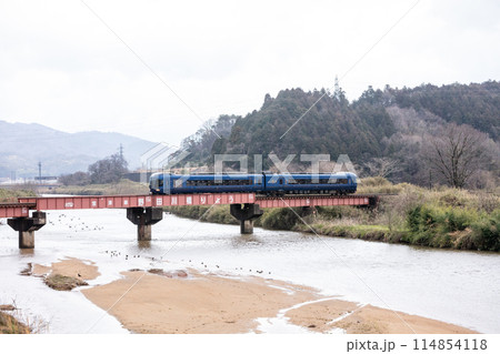 【宮津線】野田川橋梁を通過する丹後の海 114854118